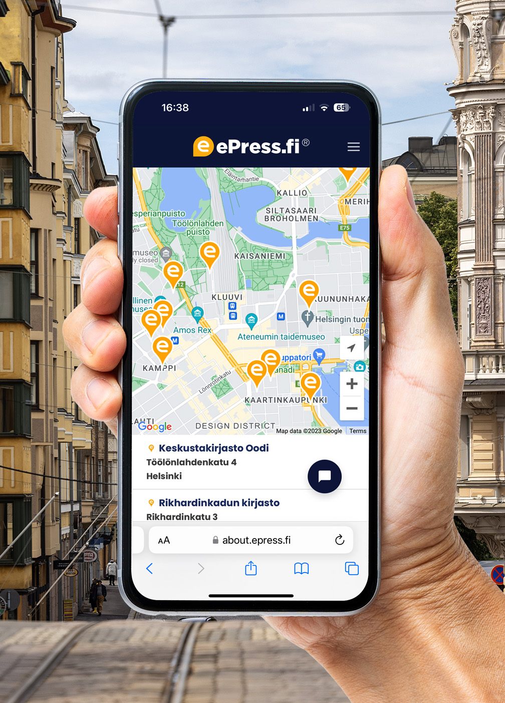 Käsi pitelee puhelinta, jossa on ePress-sovelluksen karttanäkymä Helsingissä.